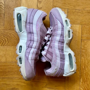 Nike Air Max 95 - Nike Air Max 95 i fin syrenlila färg. Skorna är i gott skick och har använts sparsamt. Strl 39. 