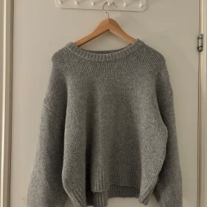 Stickad tröja - Grå stickad tröja från Bik Bok!!  Storlek S! Fint skick, använd fåtal gånger💗