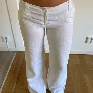 Lågmidjade, långa linnebyxor  - Så snygga vintage linnebyxor med snygga bakfickor och långa ben! Midjan är väldigt låg och benen går ner till marken på mig som är 170cm lång! Mycket fint skick utan defekter. Storlek 38 men passar 36/38