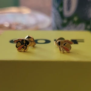 Unika 18K GOLD GOLF örhängen - Bi örhängen från Golf Wang i 18K Gold fill/ enamel. Kommer i original förpackning.