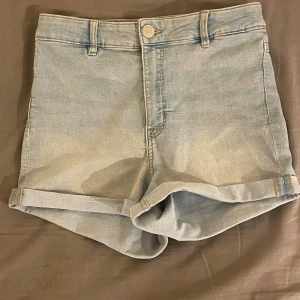 Short - Tajta shorts, som är typ elastisk kan man säga