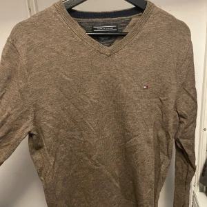 Tommy Hilfiger stickad tröja  - Lammull, fint skick. Storlek M. 
