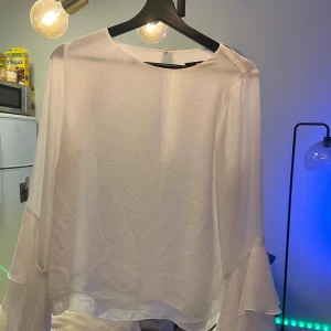 Blus  - Vit blus, aldrig använda. Storlek s