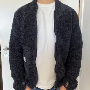 Resteröds Zip-up - OK skick, Zip-Up med ficka och tumhål