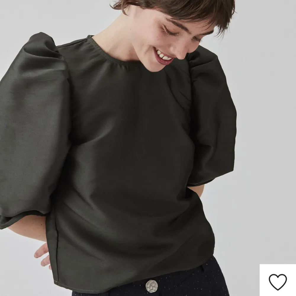 Mörkgrön blus från märket Modström. Storlek Xs, helt ny med lapp kvar. Den är lite grönare i verkligheten som inte framhävs på bild. Nypris ca 900💕💕pris kan diskuteras.. Puserot.