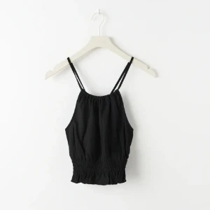 Gullig topp✨🌺 - Superfin topp ifrån gina tricot. Nypris 249kr och är i nyskick!