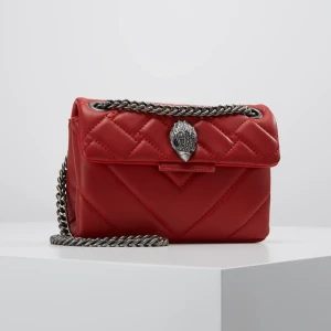 Kurt geiger väska - INTRESSEKOLL på min fina Kurt geiger❤️säljer endast vid bra bud! Nypris 2400kr! Den är i bra skick, skriv för fler bilder