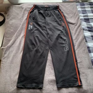 Gasp byxor - Gasp byxor i storlek herr M. (Long length) Byxorna är i bra skick. Skriv för mått eller annat! 