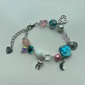 Sjärntecken armband - Cancer/kräfta sjärntecken armband. Kräfta är personer födda mellan 20 juni och 21 juli. Handgjord med glaspärlor av mig.