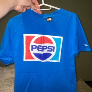 Retro pepsi Shirt - Köpt från Ettresex för 500kr, storlek M