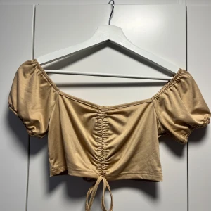 guld/beige CropTop - inte använd