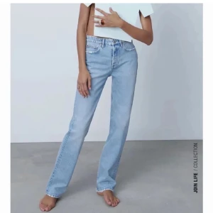 Zara jeans Straight leg Mid rise - Säljer dessa slutsålda Zara jeansen då de är för små för mig🩷Använt fåtal gånger!