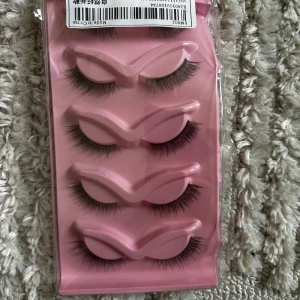 Fransar  - Säljer dessa två förpackningarna med fransar ifrån shein. Köp en för 50 Båda för 80