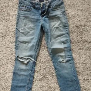 Raka jeans med slitningar. Köpta i USA. Jag uppskattar storleken till W30. 