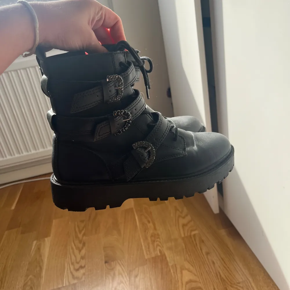 Säljer dessa Zara boots i stl 38. Använda en gång :) . Skor.