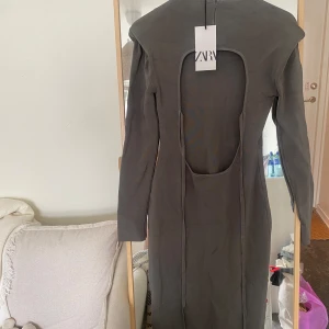 Oanvänd Zara Klänning - En elegant och snygg klänning!! Jättefin i ryggen!! Stl S men stretchig! ☺️