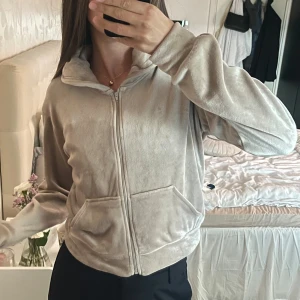 Kofta  - Sååå mysig kofta. Säljer även byxor till vid intresse! 