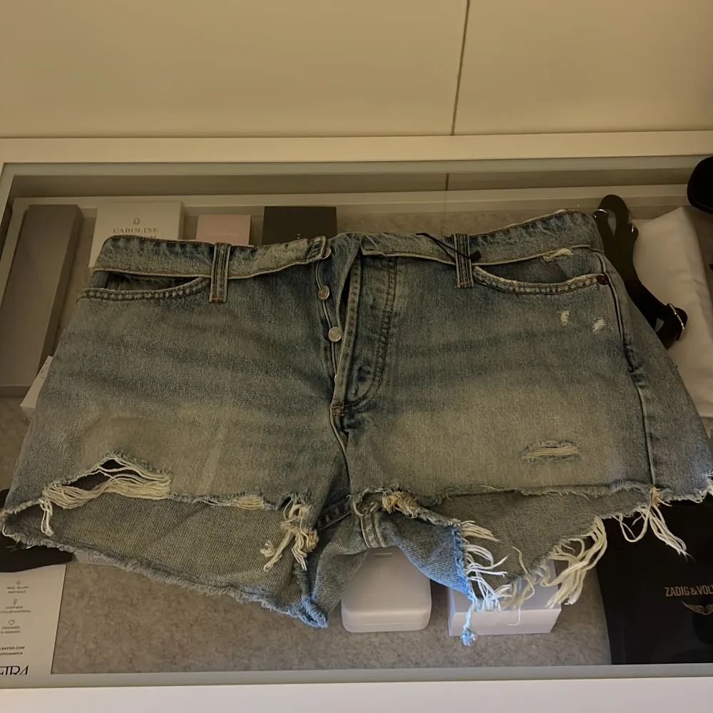 Ljusblåa jeansshorts från zara. Aldrig använda, prislappen kvar. Säljer då jag köpte fel storlek. Storlek 42. Men passar även 40. . Shorts.