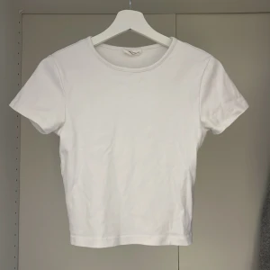 Vit croptop  - Vit T-shirt från Gina tricot. Lite kortare. Storlek M. 🩷