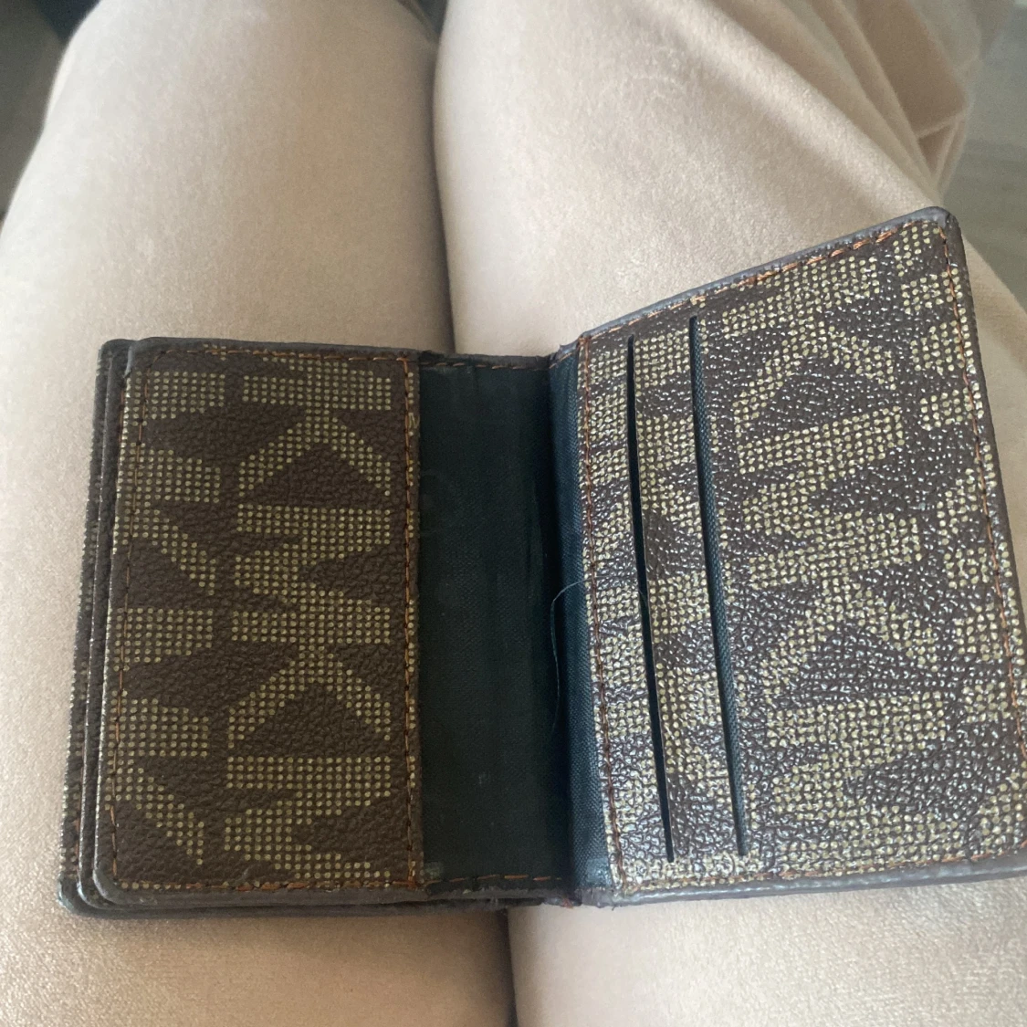 Orginal priset är 500kr men säljer den för 300kr - 90