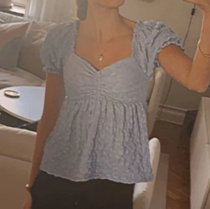 Blå puff blus  - Blå puff blus från gina, knappt använd. Diskuterbart pris. 