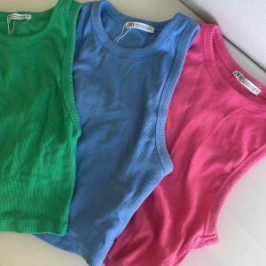 Trendig topp zara  - Använt fåtal gånger. Köp all tre för 70 eller en för 30☺️ Den blå och rosa är i storlek S och den i grön M. Men alla sitter som en S/Xs  i storleken