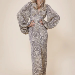 Adoore Positano Zebra klänning - NY MED LAPPAR - Adoore, Positano Dress Zebra i stl 36. Aldrig oanvänd med lappar kvar. Postar med Postnord eller möts upp i centrala Stockholm eller Vasastan 