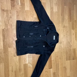 Just Junkies Jeansjacka - En snygg skön Jeansjacka från Justjunkies i storlek L, passar dock S och M, Bra skick, Priset ej hugget i sten så kom gärna med bud!