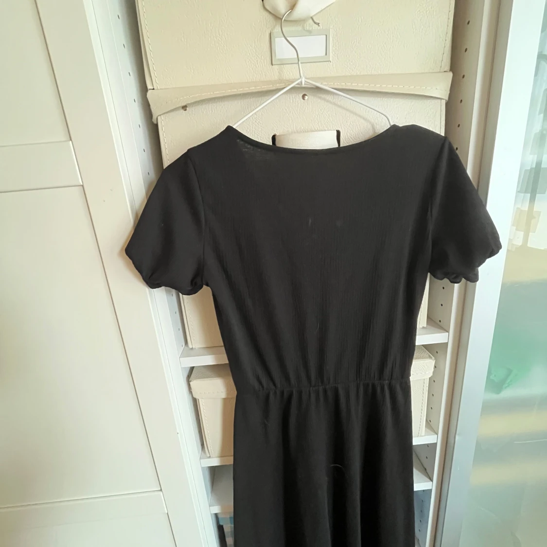 Svart långklänning med knappar  - 91