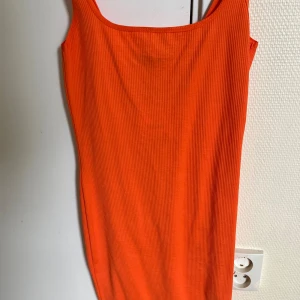 Orange tajt klänning - Fin oanvänd klänning.
