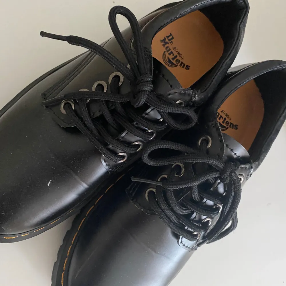 Dr Martens skor 8053 Quad tror jag. Super fina och bekväma samt platform! Köptes second hand förra året men har aldrig använts. De är storlek 37 men passar storlek 38 med! Priset kan diskuteras! . Skor.