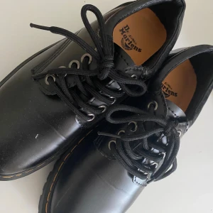 Dr martens  - Dr Martens skor 8053 Quad tror jag. Super fina och bekväma samt platform! Köptes second hand förra året men har aldrig använts. De är storlek 37 men passar storlek 38 med! Priset kan diskuteras! 