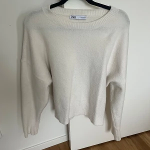 Vit stickad tröja  - vit stickad tröja ifrån zara. använd några få gånger. jätteskön och mjuk. bilden är lånade av förra säljaren (köpte den på plick)
