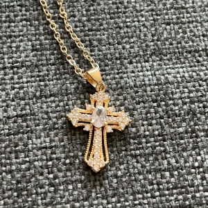 Guldigt kors  - Helt oanvänt guldigt kors, jätte fint. Passar både män och kvinnor! För frågor eller fler bilder så hör gärna av dig🌼