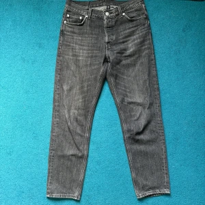 Weekday Jeans Svart, 28x32  - Nyskick, Svarta jeans, 28x32, barrel modell