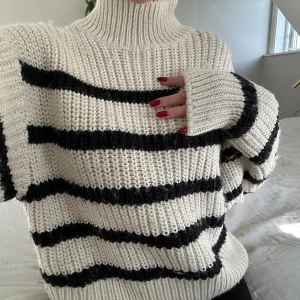 Stickad randig tröja✨ - Mysig randig stickad tröja med krage💕
