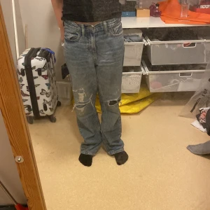 Baggy jeans - Ett par blåa baggy jeans med hål, säljer för att de inte kommer till användning längre