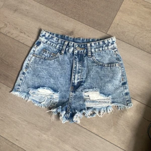 shorts - Coola jeansshorts med snygg design bak på fickorna. Storlek XS💓
