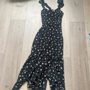 klänning - superfin blommig klänning från h&m i storlek XS. Använd 1-2 gånger på skolavslutning. Öppen bak. slits i benet.