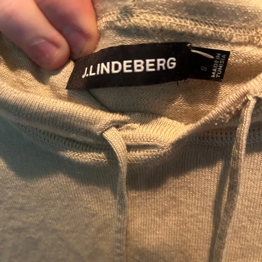 Säljer en fräsch merino ull hoodie från j.lindeberg. den är tight i passformen och i färgen biege. inköpt för 1399 och säljs ej längre. . Hoodies.