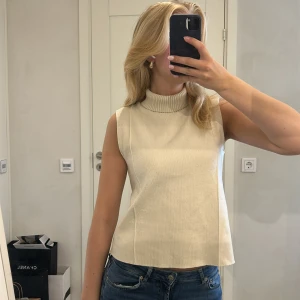 Vit Polotröja  - Snygg kortärmad polotröja från zara i storlek s. Knappt använd och har inga defekter🩷