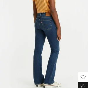 725 High rise bootcut jeans - Skit snygga och riktigt sköna levis! Använda max fem gånger så dem är som nya 🌸 Nypris 1299kr Pris kan diskuteras ⭐️