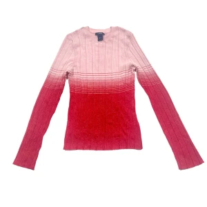 Rosa och röd tröja - Lappen säger M men den sitter som en XS