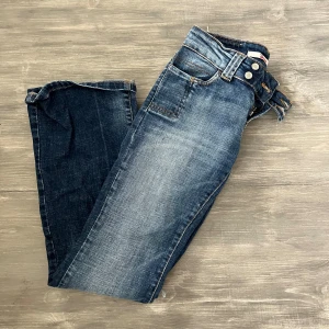 Lågmidjade jeans - Jag säljer nu dessa lågmidjade jeans i st 34/32, använda en gång men säljer för jag har för mycket jeans, skriv vid intresse💛