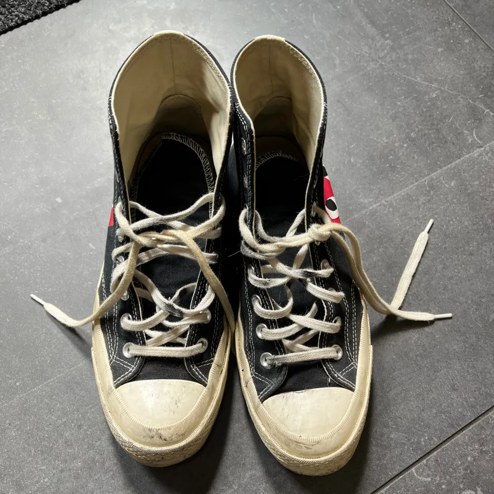 Väl använda Converse c CDG skor i storlek 42. Skor.