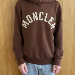 Moncler Hoodie  Storlek medium  Cond 7/10 använd varsamt inga skador eller fläckar  Tar emot bud från 1600kr Buy now: 2499kr 