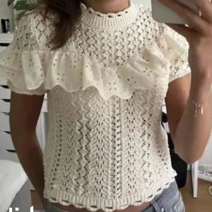 Zara blus! - LÅNAD BILD!Säljer denna blus nästan helt oanvönd! Den säljs inte längre men den är så snygg! ❤️