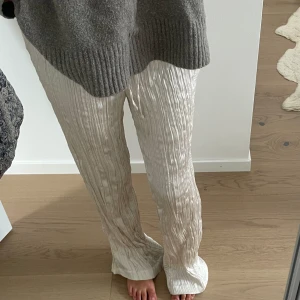 Byxor H&M - Plisserade byxor från H&M i strl S/36. Säljs ej längre. Använda 1 gång. 