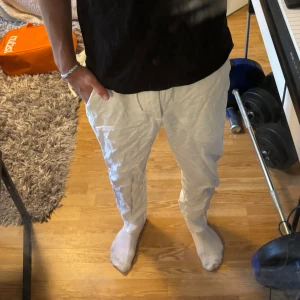 Linnebyxor - Riktigt sköna linnebyxor som är köpta på zara i Spanien med en perfekt passform! Modellen är 180 lång och väger 68kg. Pris kan diskuteras vid snabb affär.