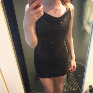 Klänning  - Säljer denna jättefina klänningen ifrån H&M. Den är i storlek S och köptes för 400 kr. Den är i bra skick då den aldrig har kommit till användning. Hör av er för mer information💕